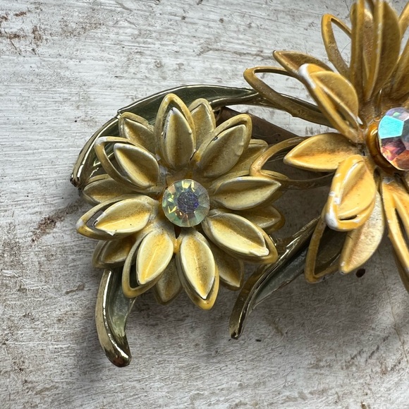 *Vintage* 1960’s Yellow/Gold Floral Brooch - Picture 4 of 4